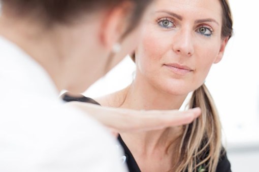 Arzt beim Gespräch mit einer Patientin